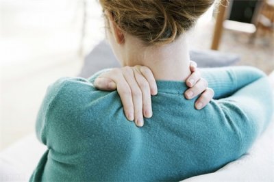 ​落枕脖子痛怎么快速恢复 脖子落枕了好疼，落枕了应该怎么缓解？不妨试试这4个
