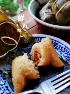 ​鲜肉粽子的做法和配料(鲜肉粽子这么做，鲜香软糯油润不腻，农村老婆婆的详细做