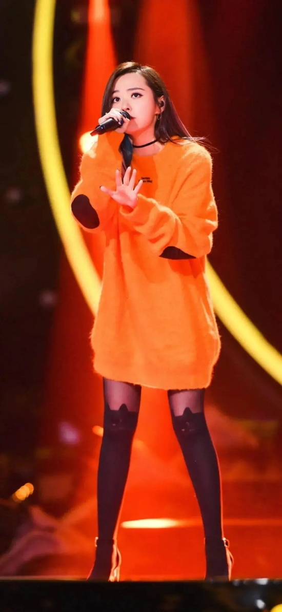 张靓颖妆容精致唯美高清写真，身材和颜值实力担当