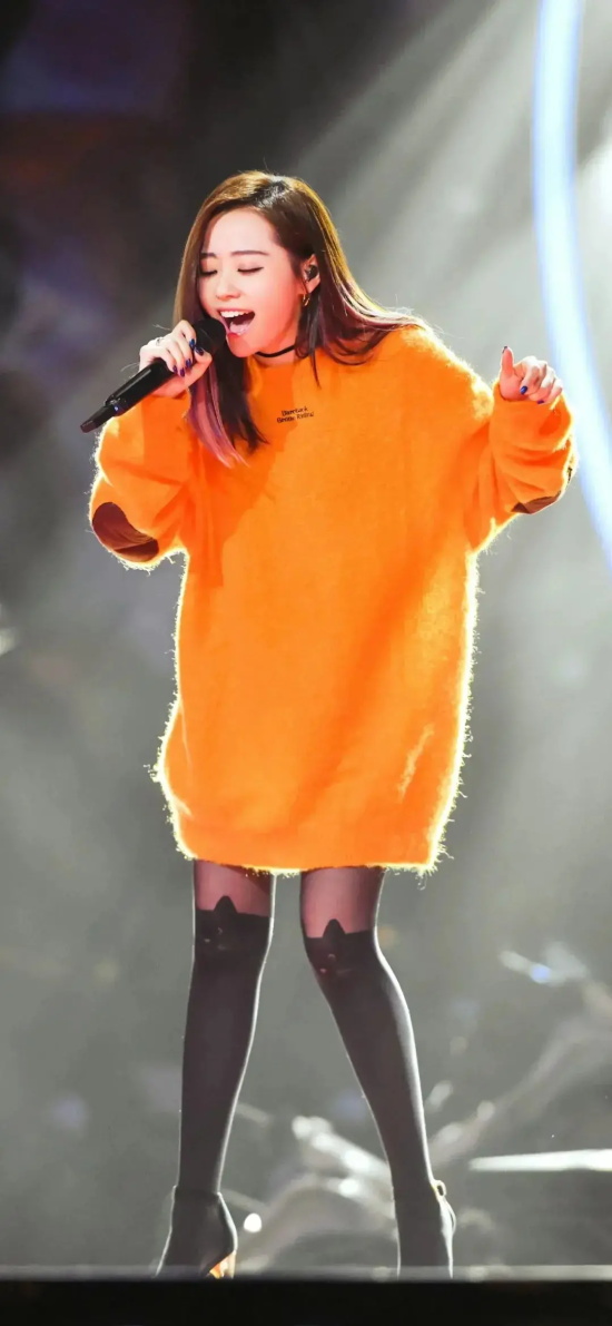 张靓颖妆容精致唯美高清写真，身材和颜值实力担当
