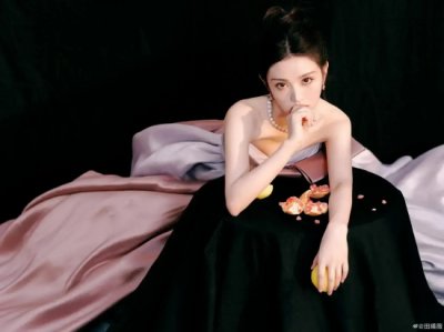 ​大眼睛甜妹田曦薇红毯造型写真，抹胸蝴蝶结礼服性感又稚嫩
