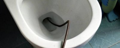 ​马桶里掉了一个塑料瓶堵了怎么办 马桶里面掉了塑料盖子堵住了怎么办