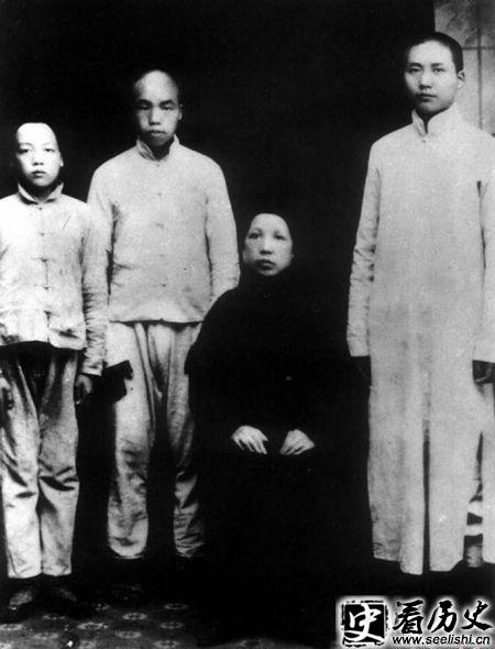 1919年，毛泽东与毛泽民、毛泽覃与母亲合影。