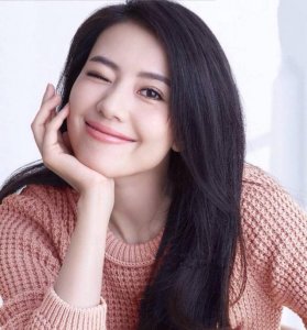 ​高圆圆产女后首度晒出近照，素颜出镜状态超好，手臂纤细身材苗条