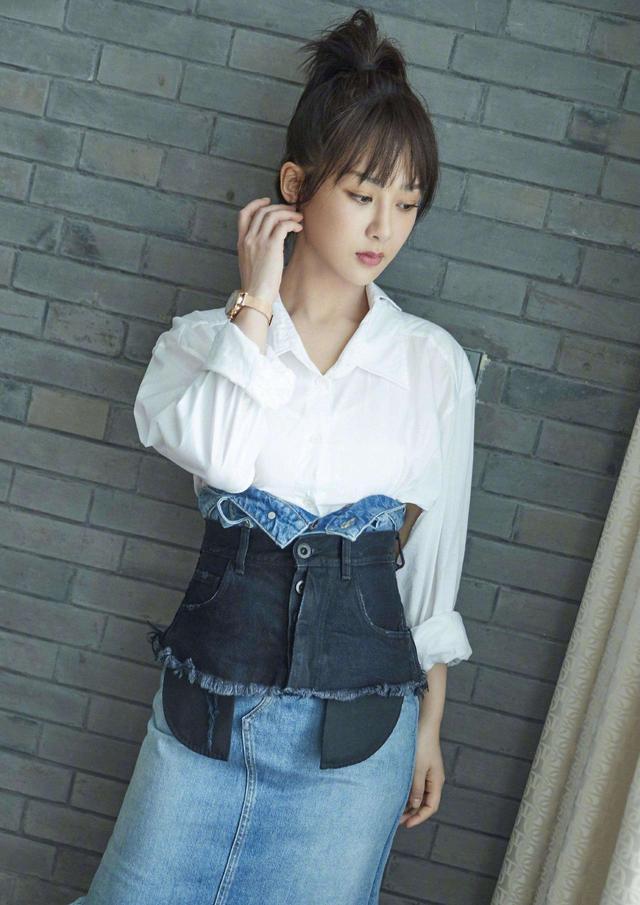 杨紫出发录制《中餐厅》，穿条纹短袖配阔腿裤，少女感十足