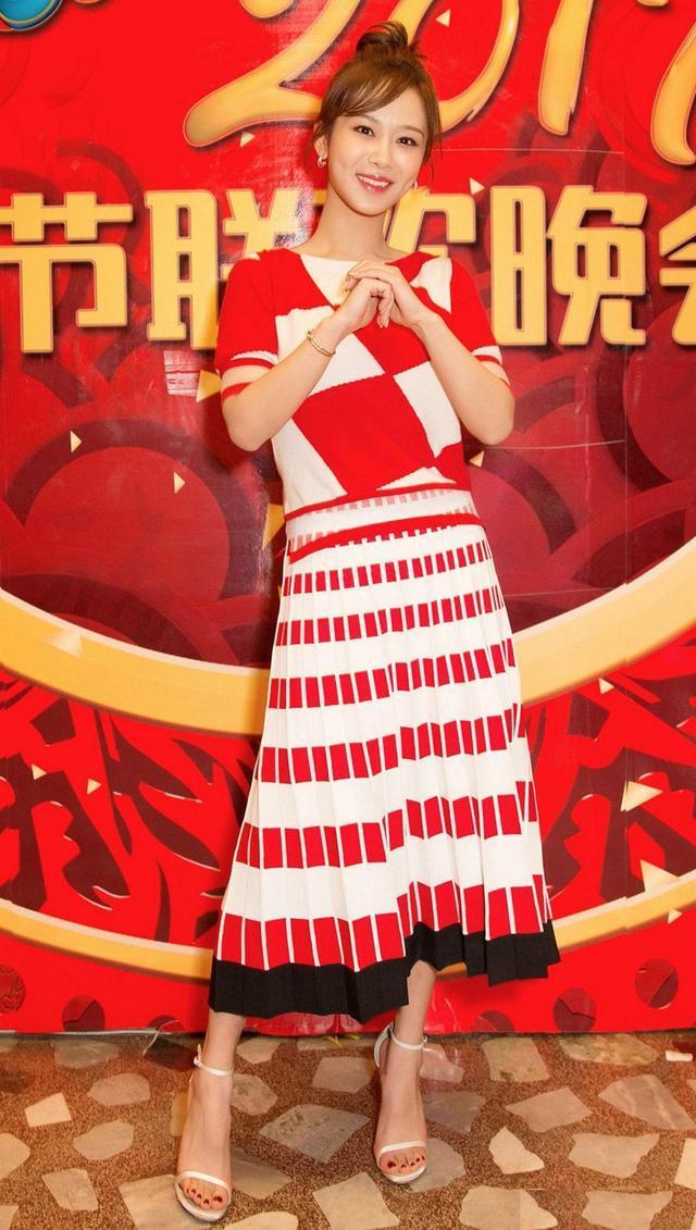 杨紫出发录制《中餐厅》，穿条纹短袖配阔腿裤，少女感十足