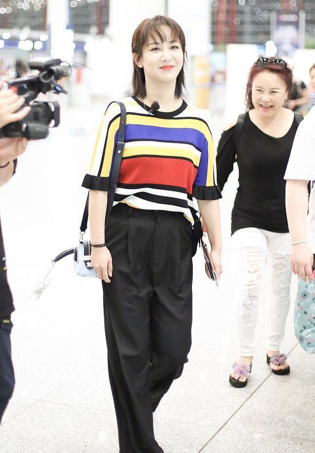 杨紫出发录制《中餐厅》，穿条纹短袖配阔腿裤，少女感十足