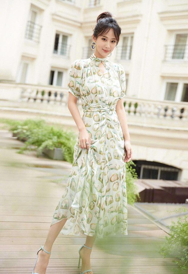 杨紫出发录制《中餐厅》，穿条纹短袖配阔腿裤，少女感十足