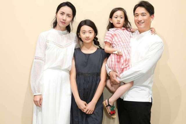 杜江霍思燕二胎女儿首曝光！一家四口同框现身，3岁女儿身高惊人