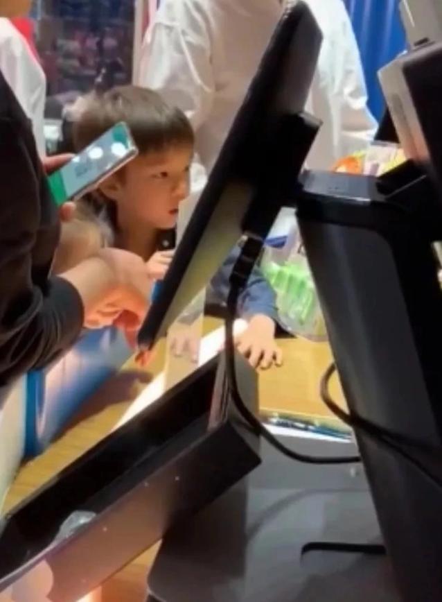 杜江霍思燕二胎女儿首曝光！一家四口同框现身，3岁女儿身高惊人