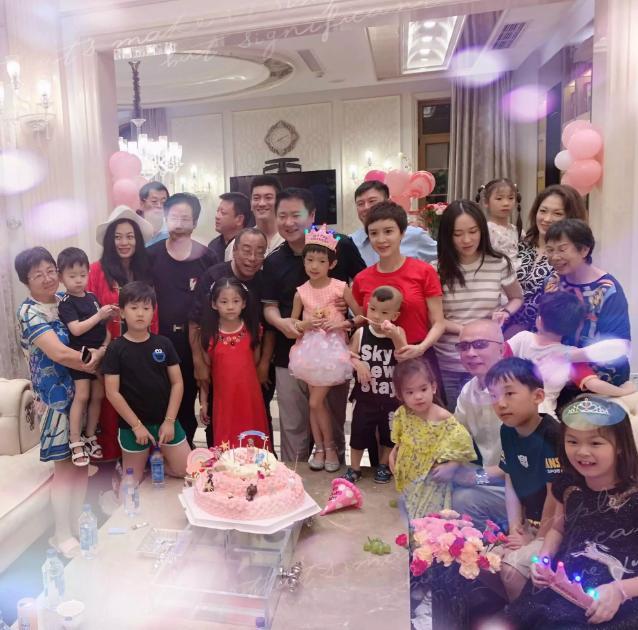 杜江霍思燕二胎女儿首曝光！一家四口同框现身，3岁女儿身高惊人