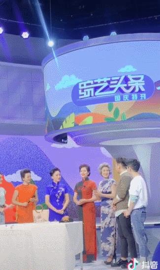 71岁最美少女奶奶惊艳网友，讲段子、穿汉服，走秀，女人高级的美是永不老去