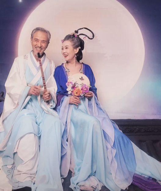 71岁最美少女奶奶惊艳网友，讲段子、穿汉服，走秀，女人高级的美是永不老去