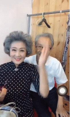71岁最美少女奶奶惊艳网友，讲段子、穿汉服，走秀，女人高级的美是永不老去