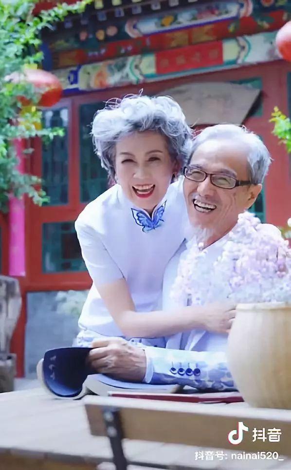 71岁最美少女奶奶惊艳网友，讲段子、穿汉服，走秀，女人高级的美是永不老去