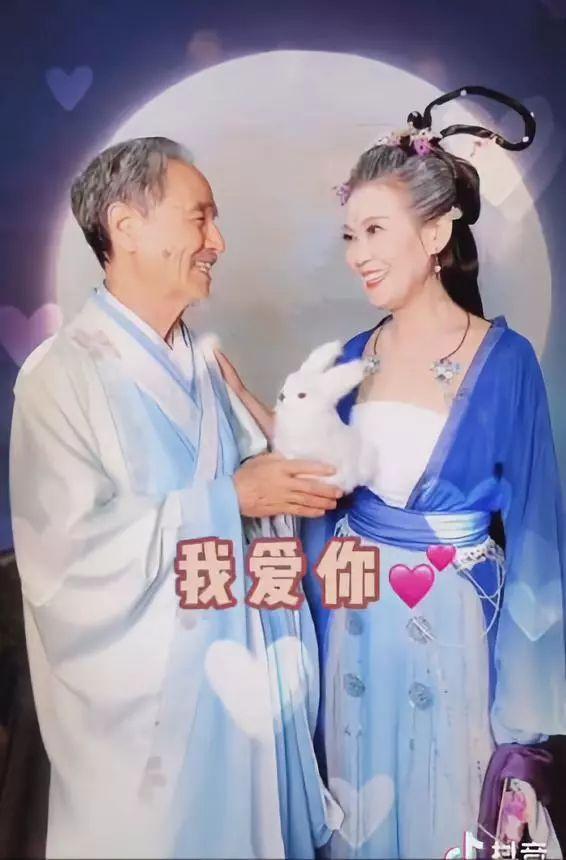 71岁最美少女奶奶惊艳网友，讲段子、穿汉服，走秀，女人高级的美是永不老去