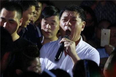 ​1983年首次严打：他因流氓罪入狱4年，后成囚歌之王，销量破千万