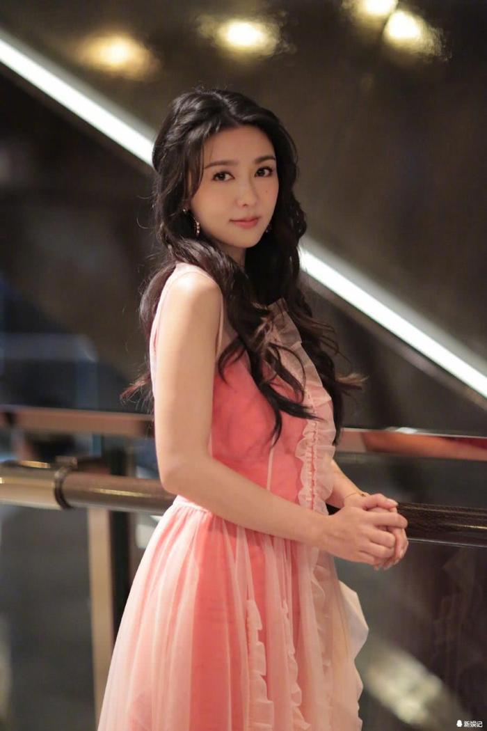 女艺人薛凯琪粉色长裙甜美温婉写真