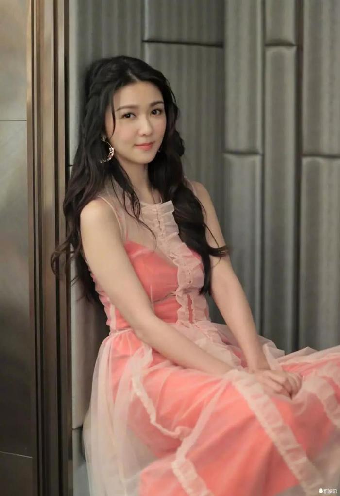 女艺人薛凯琪粉色长裙甜美温婉写真