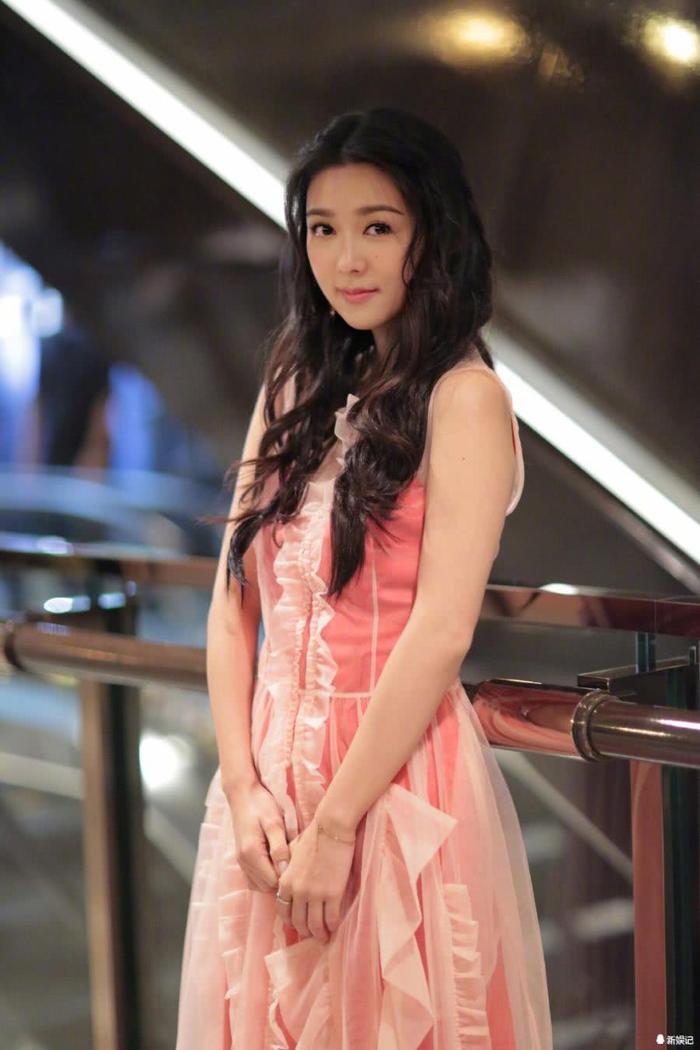 女艺人薛凯琪粉色长裙甜美温婉写真