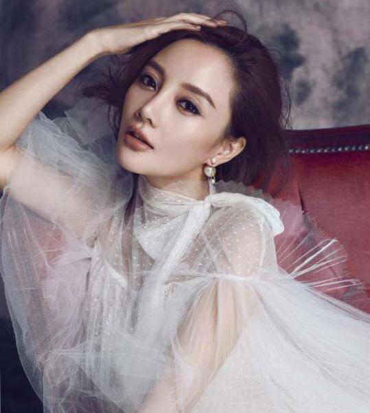 李小璐现身机场, 一身红衣满脸笑容, 穿着打扮仍是嘻哈风格