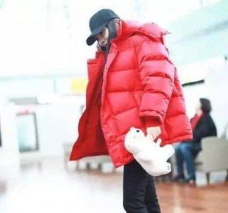 ​李小璐现身机场, 一身红衣满脸笑容, 穿着打扮仍是嘻哈风格