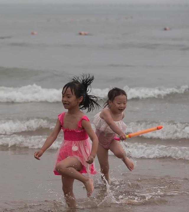 青岛：玩嗨了！实拍假日的石老人海水浴场