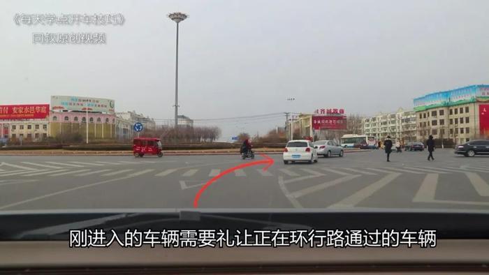 环岛路口到底怎么走，老司机现场演示，一次弄明白，新手很实用