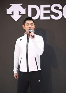 ​张继科现身厦门颜值不减 人气爆棚粉丝“攻占”商场
