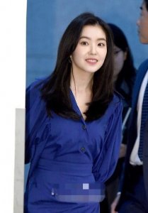 ​韩国“神颜”Irene艾琳亮相 皮肤白皙气质清纯
