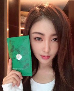 ​张天爱最新机场照：皮裙配丝袜，美成一朵花