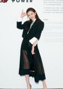 ​宋祖儿任性，“学生衣”+西装+纱裙减龄个性，配恨天高气场两米八