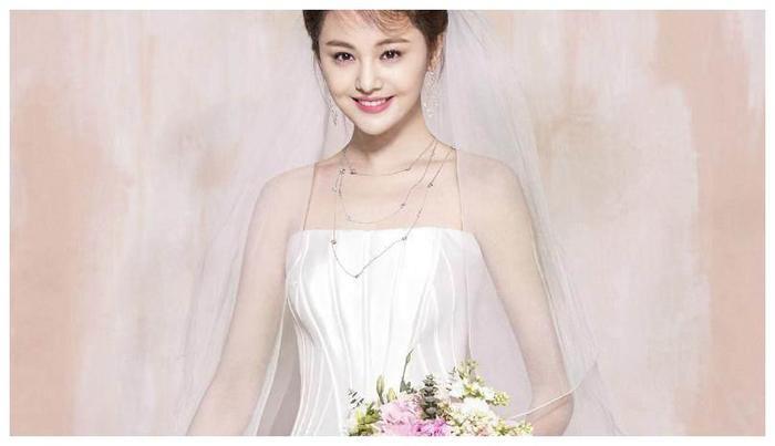 郑爽老爸又开火锅店 网友：借女儿名义捞金！你怎么看？