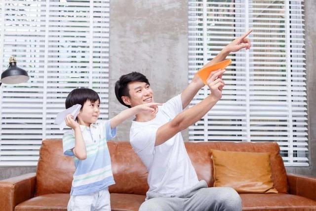 男孩假扮妈妈诉苦，家长与孩子“平等沟通”，孩子才能健全成长