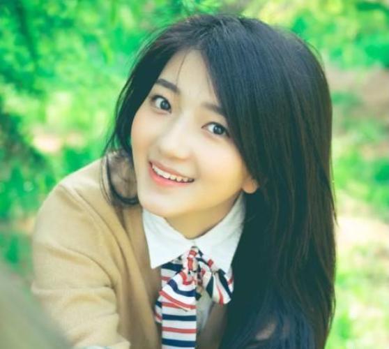 对比邓伦的四任女朋友长相几乎属于同一类，看来他的审美很稳定