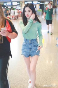 ​当李艺彤遇见鞠婧祎, 同穿短裤显腿长, 网友: 不愧是四千年美女