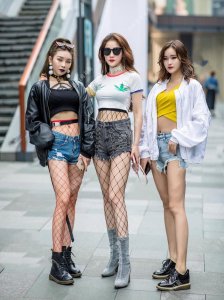 ​街拍：渔网袜又要火起来了，三位美女身材好，颜值高，让人羡慕