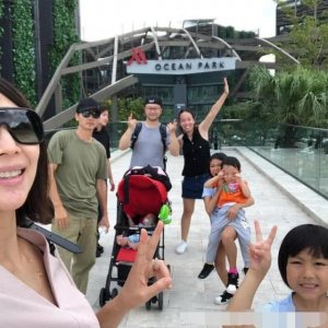 ​蔡少芬怀第三胎依旧忙不停，亲自接送俩女儿上下学，素颜显憔悴