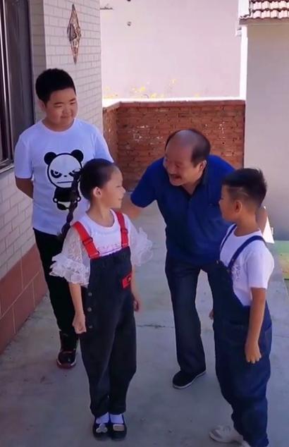 谢广坤与孙子孙女pk尬舞，谢鹏飞才是天生的灵魂舞者