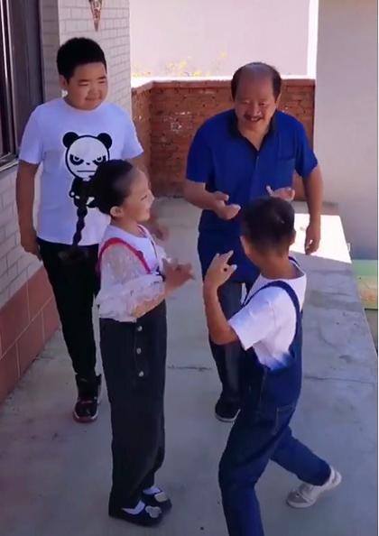 谢广坤与孙子孙女pk尬舞，谢鹏飞才是天生的灵魂舞者