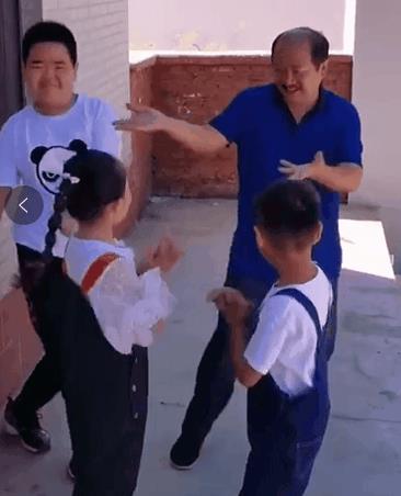 谢广坤与孙子孙女pk尬舞，谢鹏飞才是天生的灵魂舞者