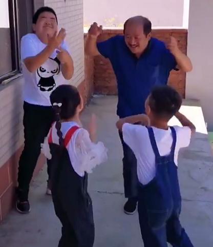 谢广坤与孙子孙女pk尬舞，谢鹏飞才是天生的灵魂舞者