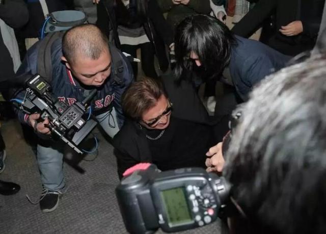 经历“白发人送黑发人”的悲痛不止高父，他们也是，愿逝者安息
