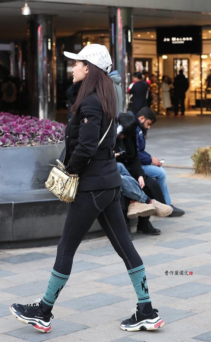街拍：风采不输高筒靴的长筒袜美女