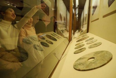 ​揭秘50年前刘胜墓葬考古，出土文物数以万计，金缕玉衣罕见问世