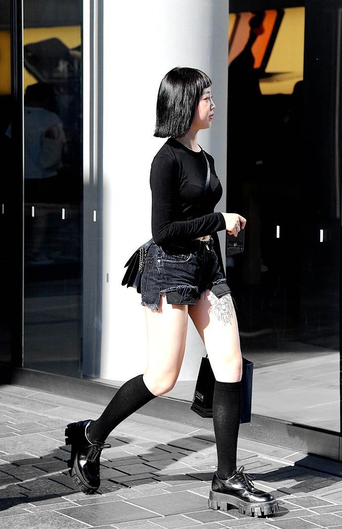 街拍：穿黑色长筒袜的美女，很有范儿