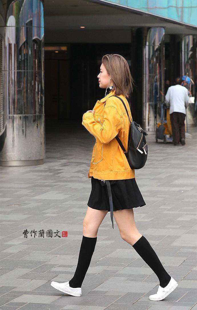 街拍：穿黑色长筒袜的美女，很有范儿