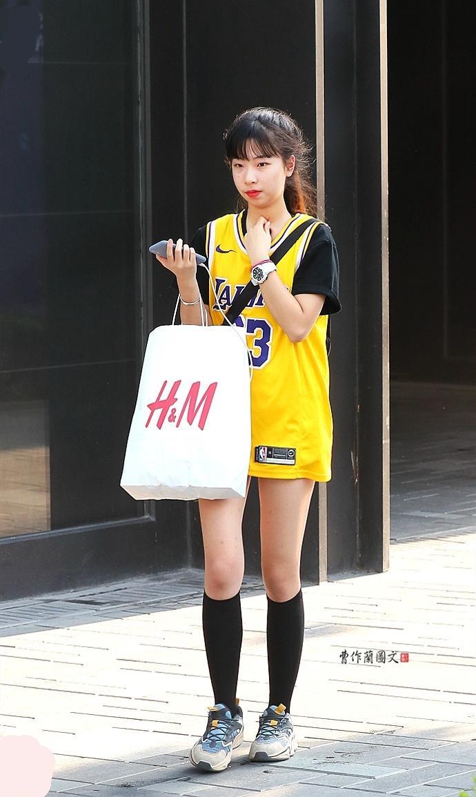 街拍：穿黑色长筒袜的美女，很有范儿