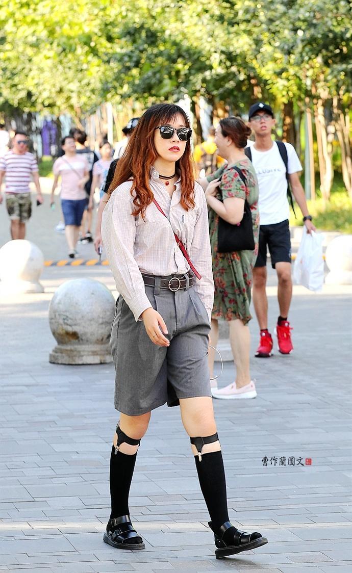 街拍：穿黑色长筒袜的美女，很有范儿