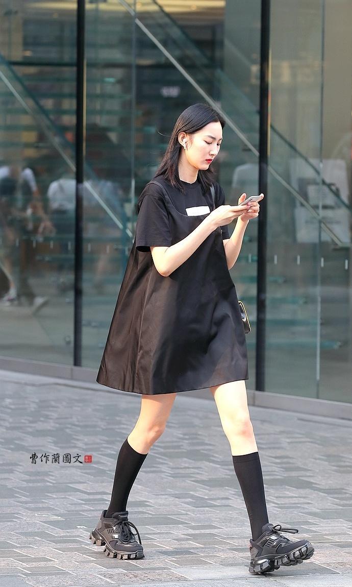 街拍：穿黑色长筒袜的美女，很有范儿